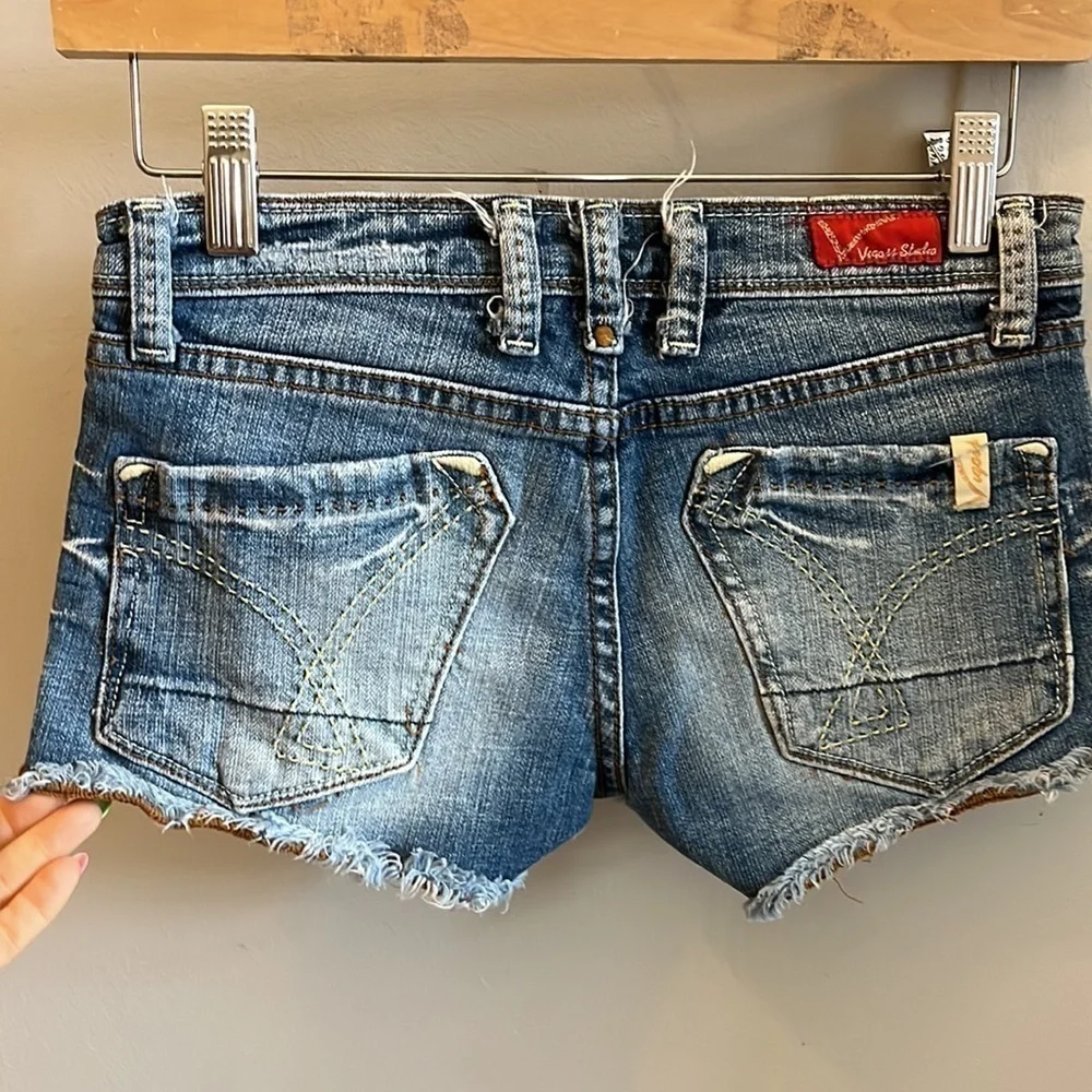 Vigoss Fiona Shorts Stretch Denim Size 26 Distressed Embroidered Hem & Pockets